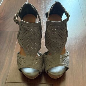 Gianni Bini Gray Wedge Sandals